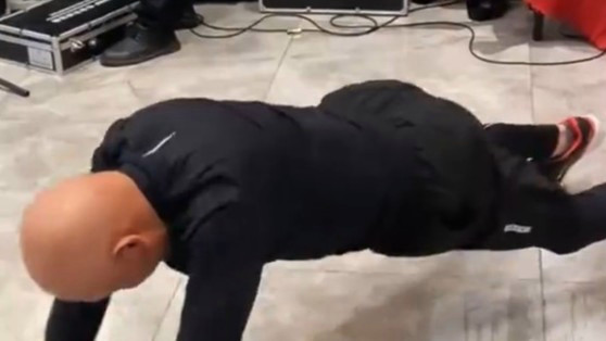  81岁大爷过年与外孙比拼俯卧撑