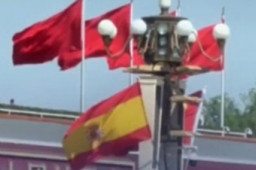   天安门挂起中西越三国国旗 缩略图