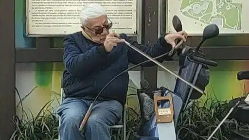 上海85岁爷叔让钢锯“开口”