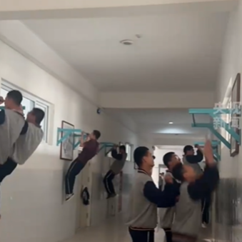 这不是健身房 这是新疆一中学走廊