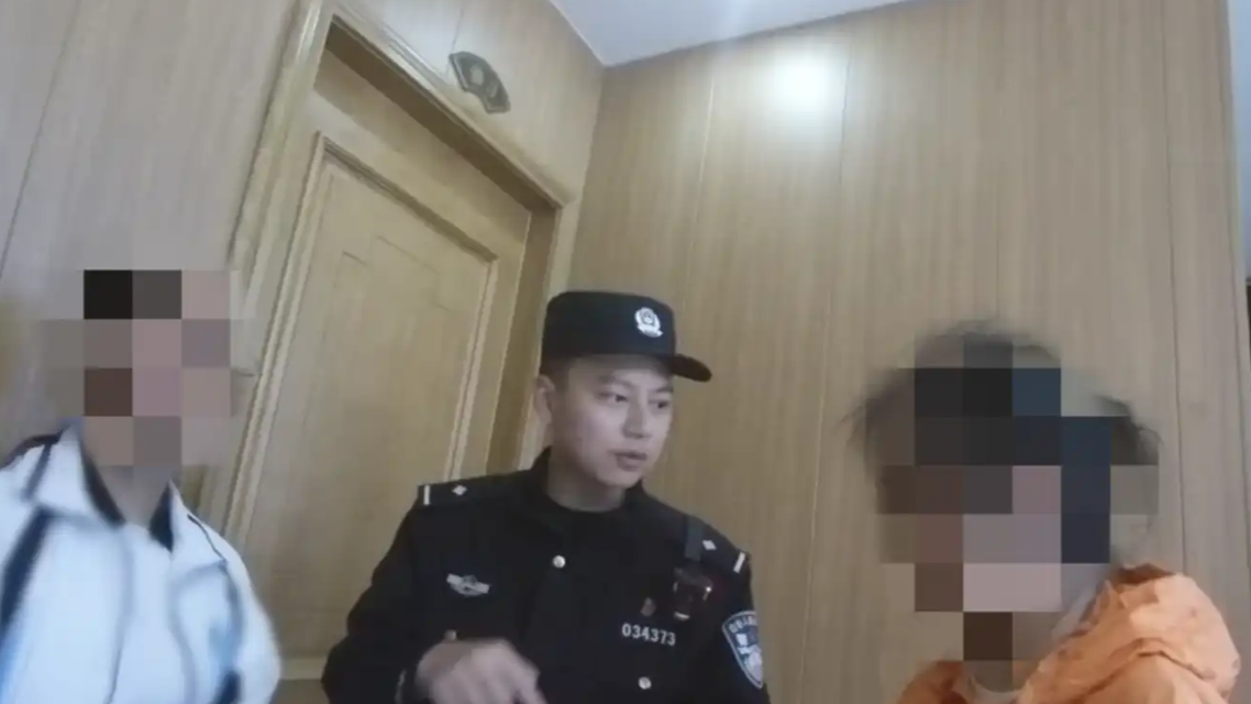  母女就餐1小时未动筷老板报警