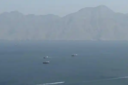 载有超200万桶原油的油轮触雷爆炸