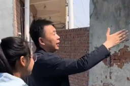   校长用楼梯测试告诉学生远离下坡路 缩略图