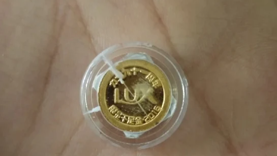  女子洗澡时从香皂里洗出金币