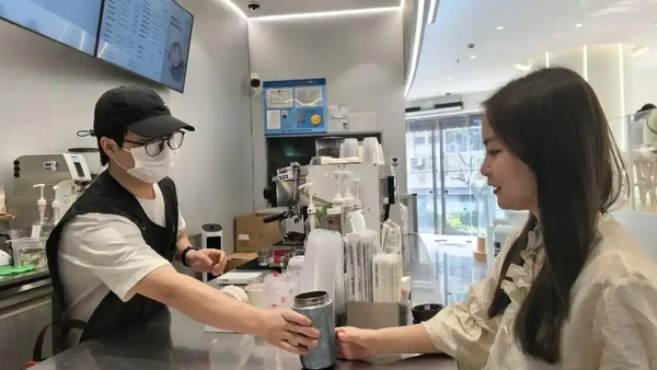 现在出门买咖啡都流行自带杯