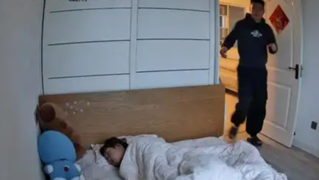 爸爸“邪修式”叫女儿起床