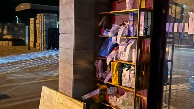 大学生偷外卖被拘 警方外卖架旁通报