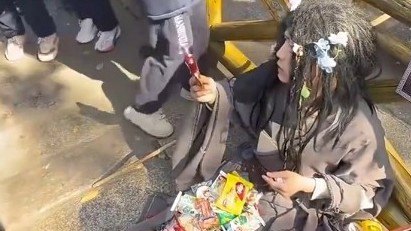  景区乞丐npc遭到游客疯狂投喂