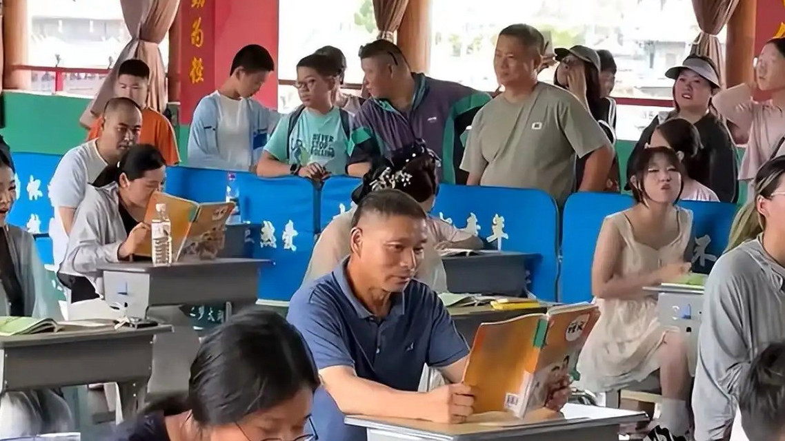 大爷一口没吃只是在体验上课的感觉