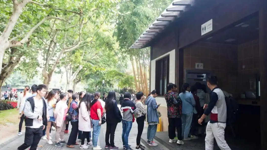  女厕排长队保洁阿姨让女生来男厕
