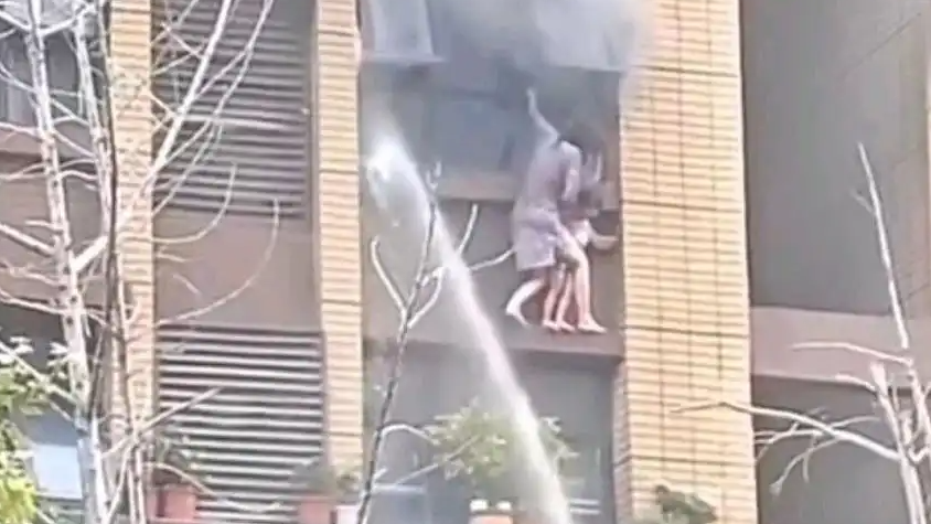 母女坠楼消防被骂 质疑需要事实澄清