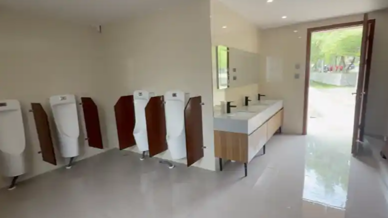  游客称公园公厕环境脏乱差 当地致歉