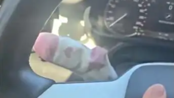 妻子怕丈夫路怒 把女儿袜子套转向杆