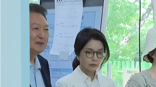  尹锡悦夫妇罕见公开露面