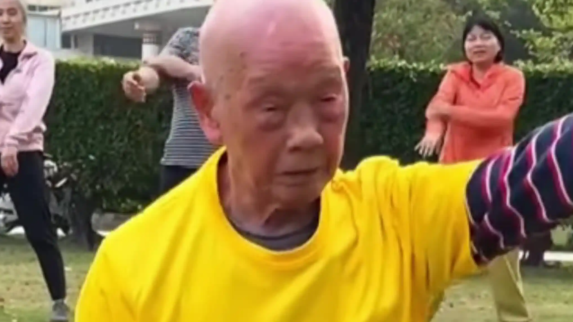 95岁大爷能做一字马 称天天喝可乐