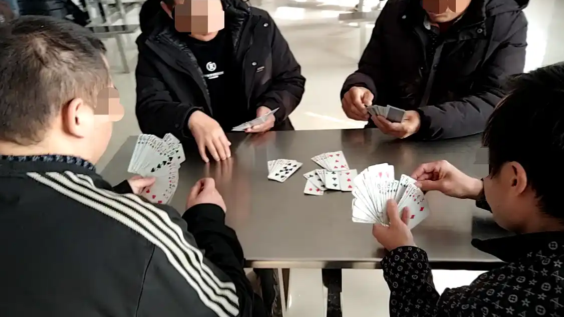 记者卧底调查精神病医院骗保内幕