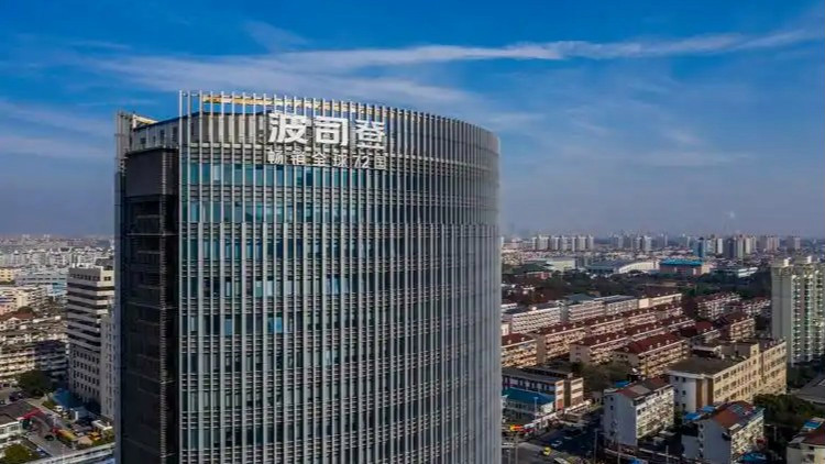 被奔驰逼停摩托车主：不追究了太折腾