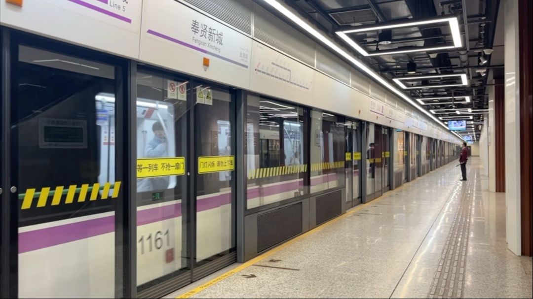 14人被骗地铁上班数月 每天敬礼打卡
