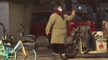 路边摊摊主忙里偷闲跳起舞