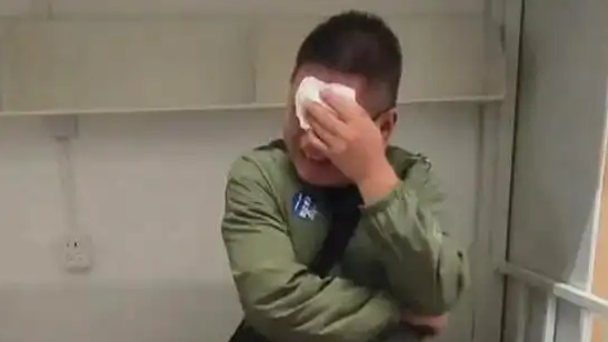贵州女孩到北京上学爸爸爆哭5次
