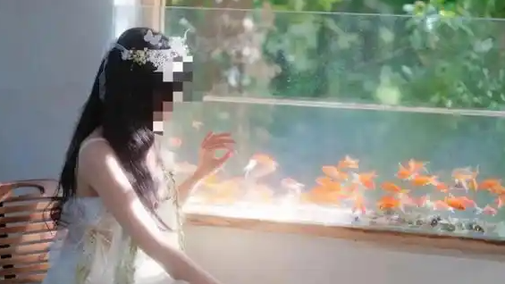 摄影师称摆拍女孩确为盲人