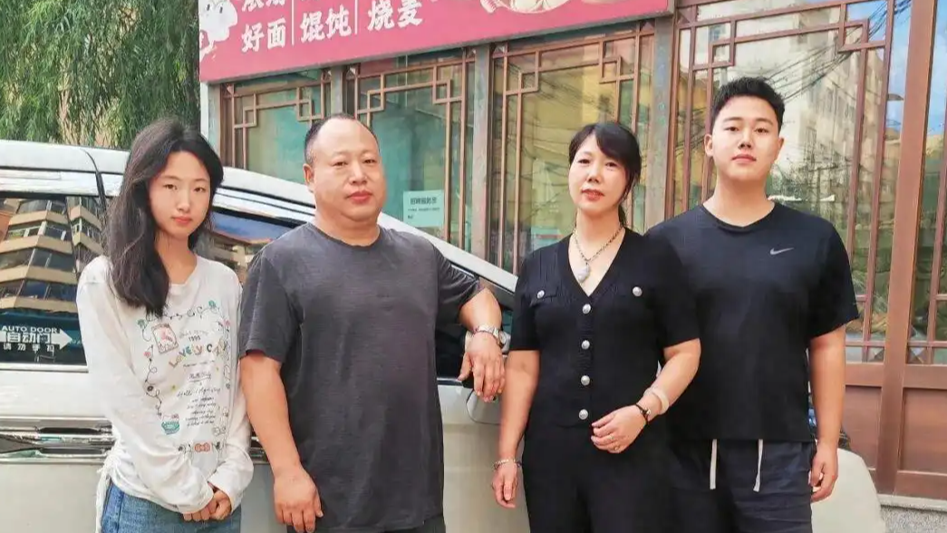 父亲开上万公里分别送双胞胎上大学