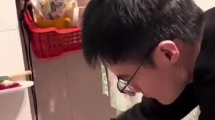  妻子智力倒退回3岁丈夫悉心照料