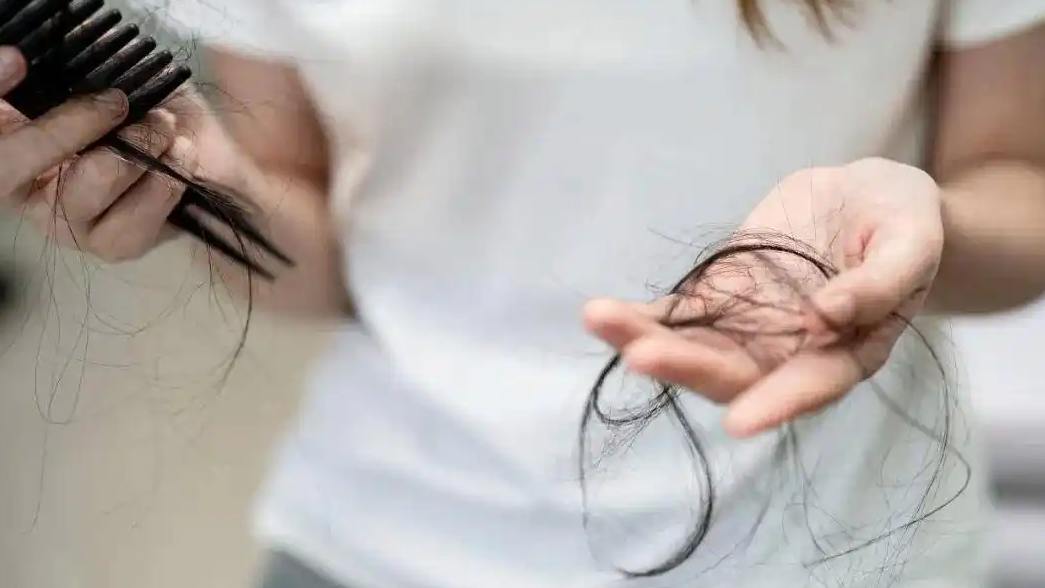 持续脱发别轻视 或是身体在预警