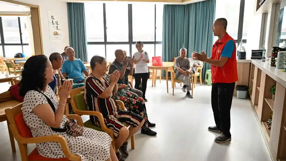 年轻人盯上养老院里的新职业