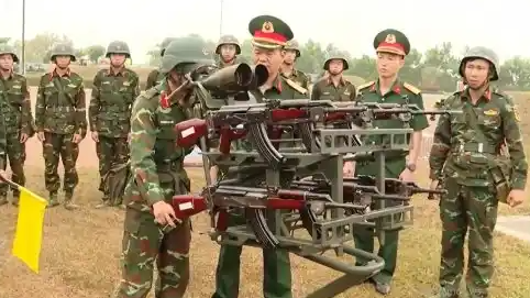 越南新反无人机武器：6支AK加望远镜