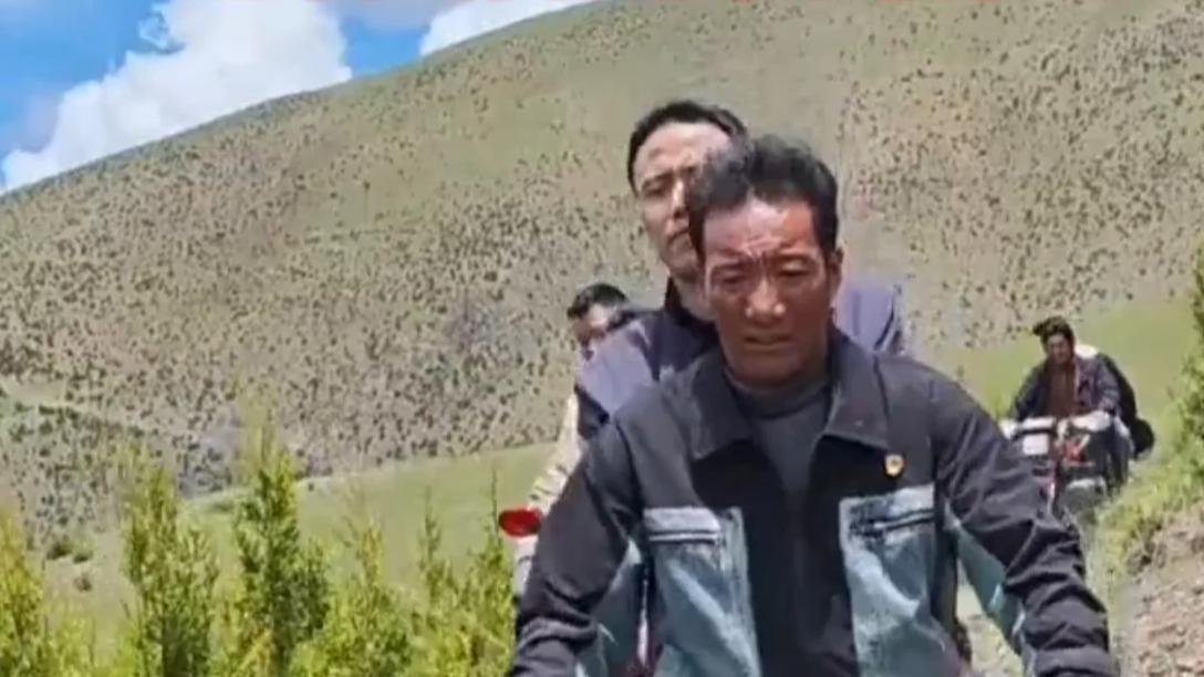 书记乡长骑摩托下乡视频走红