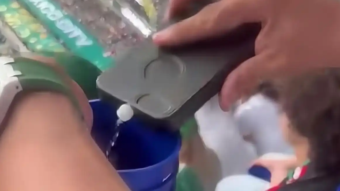  墨西哥球迷手机变酒瓶倒出龙舌兰