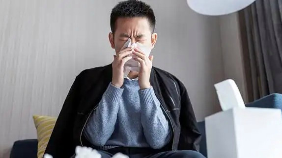 花粉季鼻炎高发 专家：勿将过敏当感冒