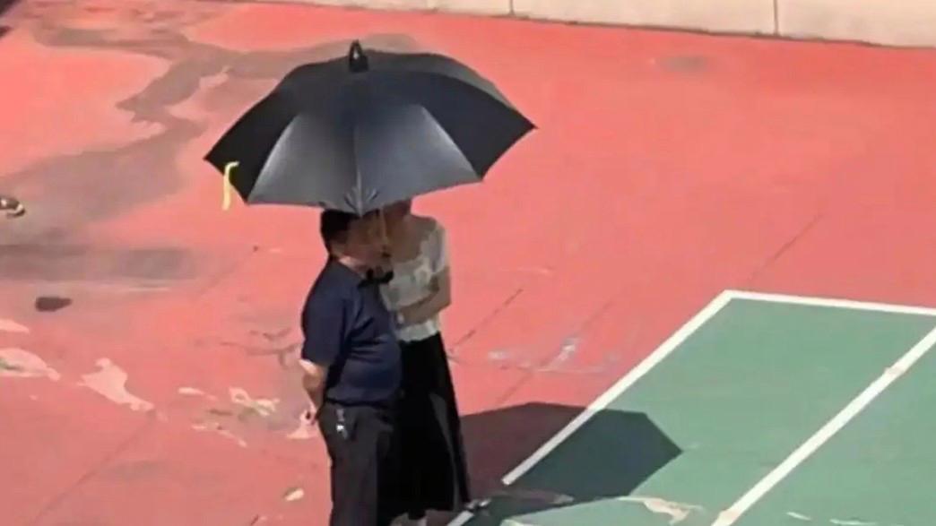 女教师给父亲打伞为何被造谣