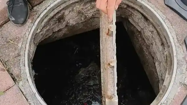 男童踩井盖掉进化粪池身亡