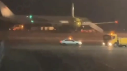 俄一载400余人客机起飞后引擎起火