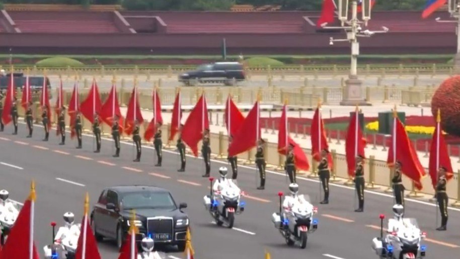  普京乘车抵达北京人民大会堂