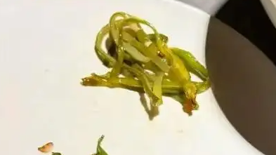 餐厅回应“一菜两色”被疑混炒剩菜