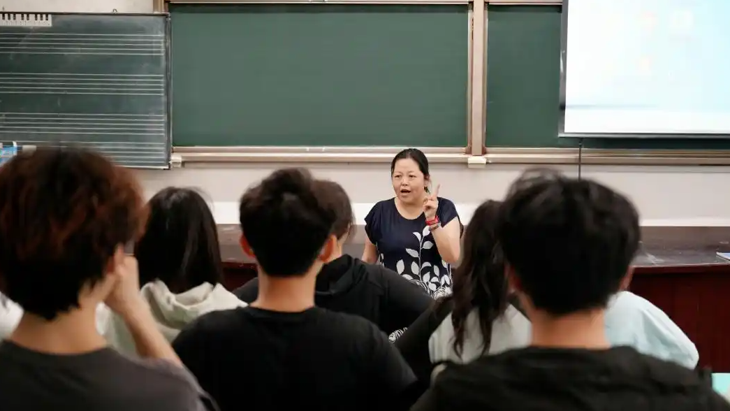  弹唱《无地自容》走红的副教授病逝