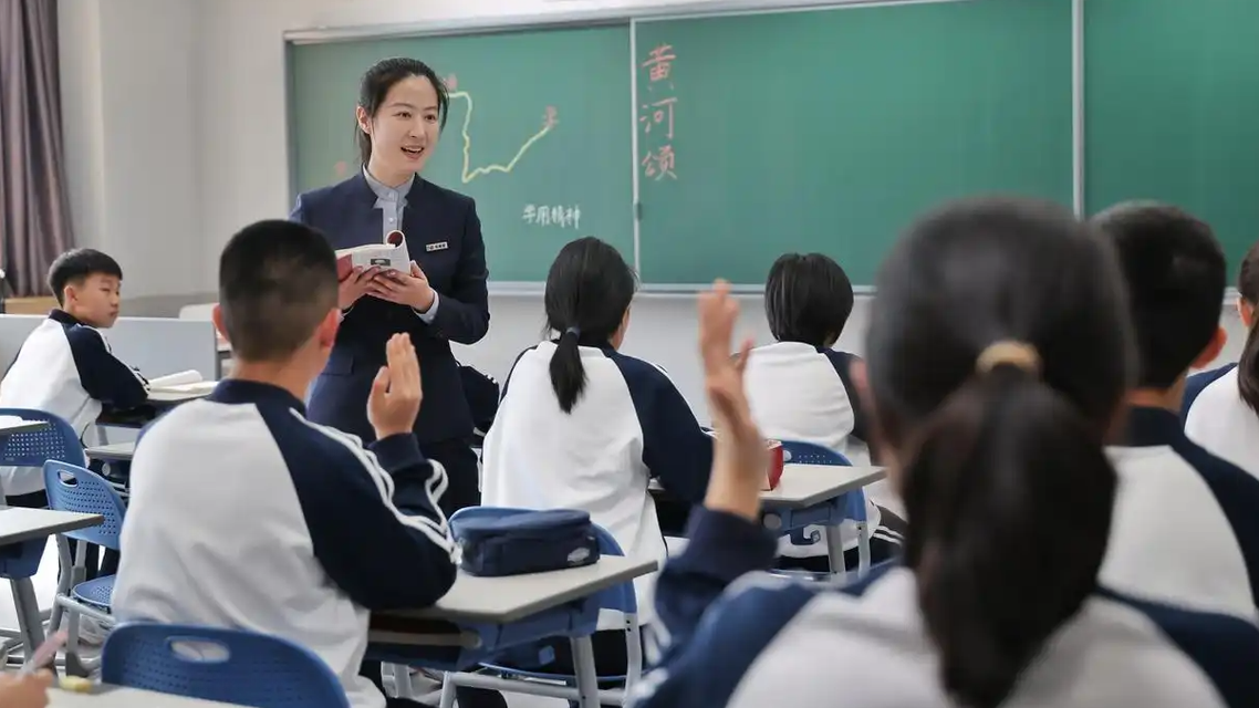  推进基础教育扩优提质