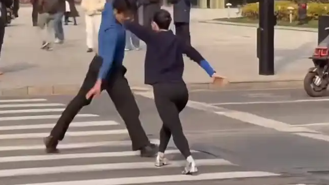 在斑马线上跳舞拍视频 4人被处罚