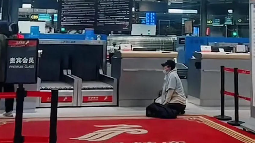  母子错过航班大闹机场称耽误考公