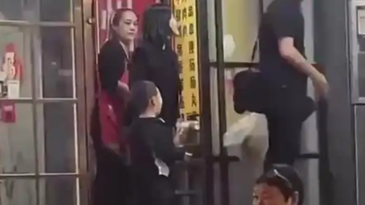  山西一烧烤摊扰民 住户去店里大闹