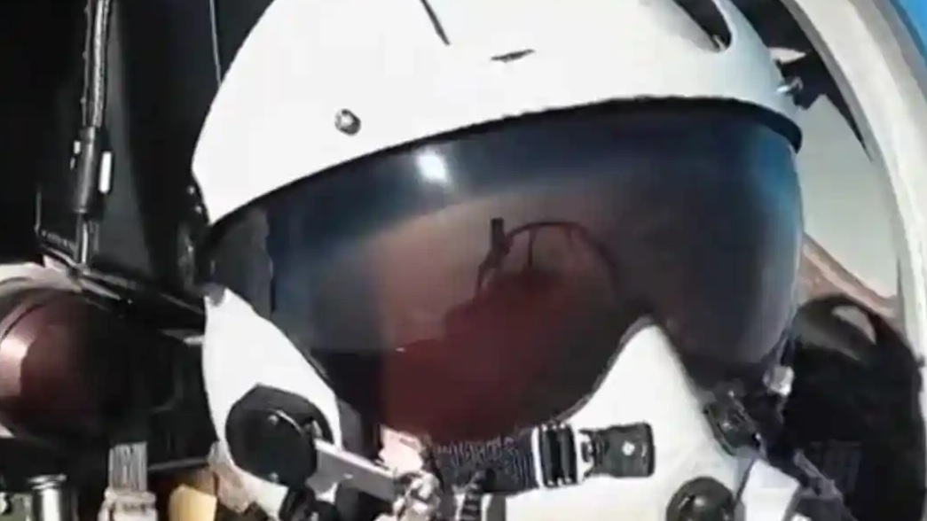 战斗机飞行员讲述超近距逼退外机