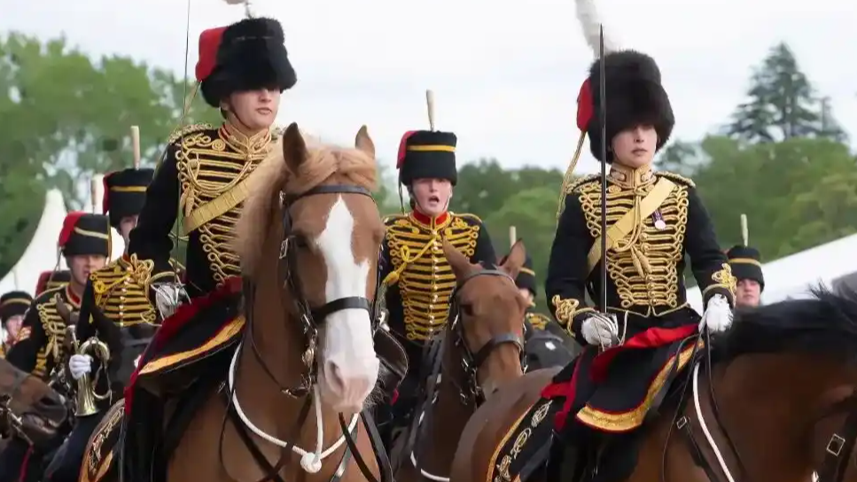 英军士兵在马术展表演现场坠马身亡