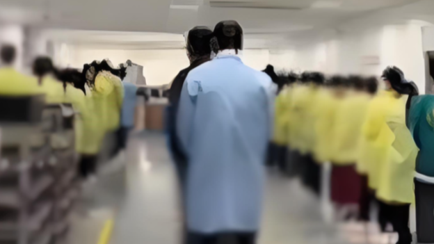 穿厂服男子买彩票中6715万