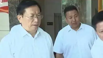  湖北省委书记到村里察看公示栏