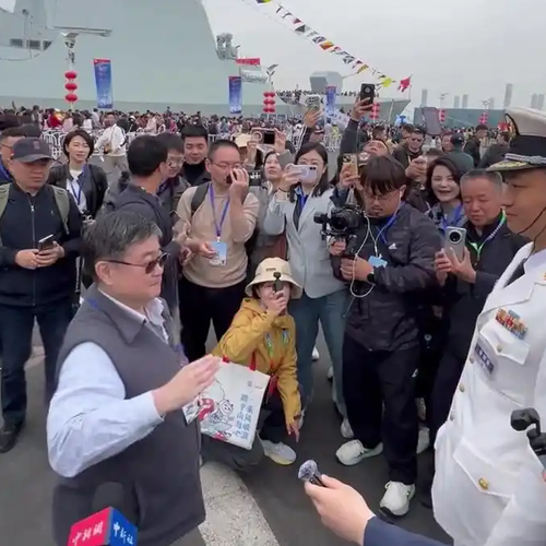 台退役舰长抚摸大陆军舰：想看福建舰