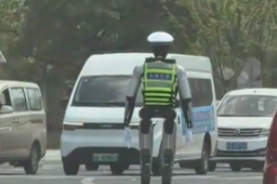   起猛了 看到机器人交警在指挥交通 缩略图