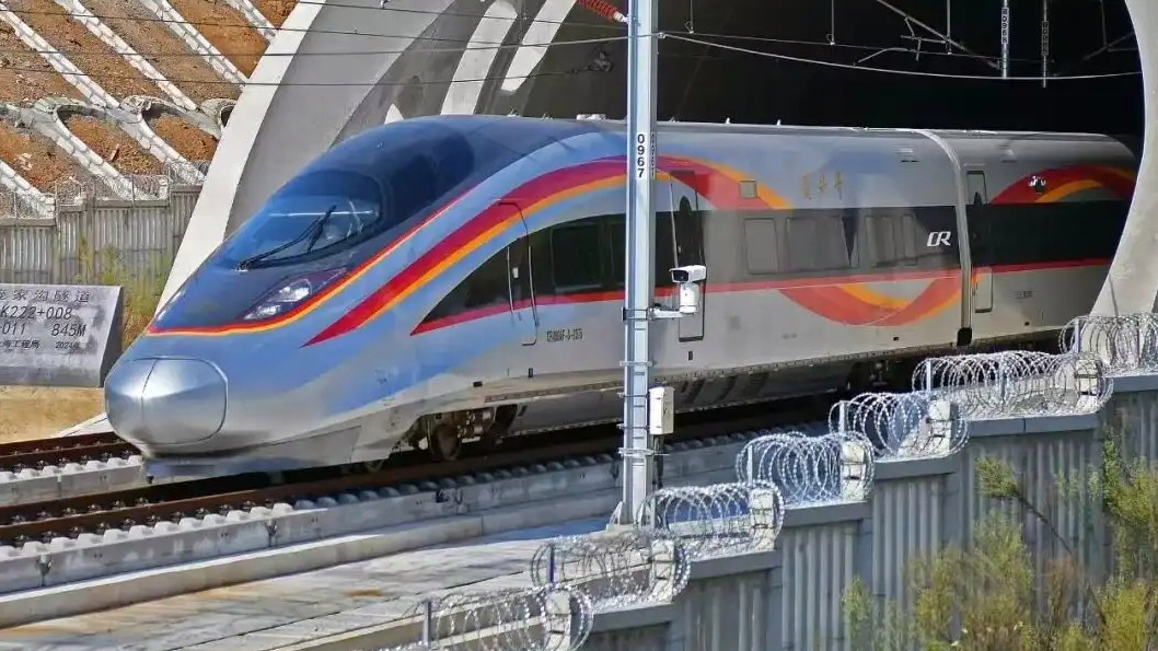 陪母亲坐上了我参与建设的高铁